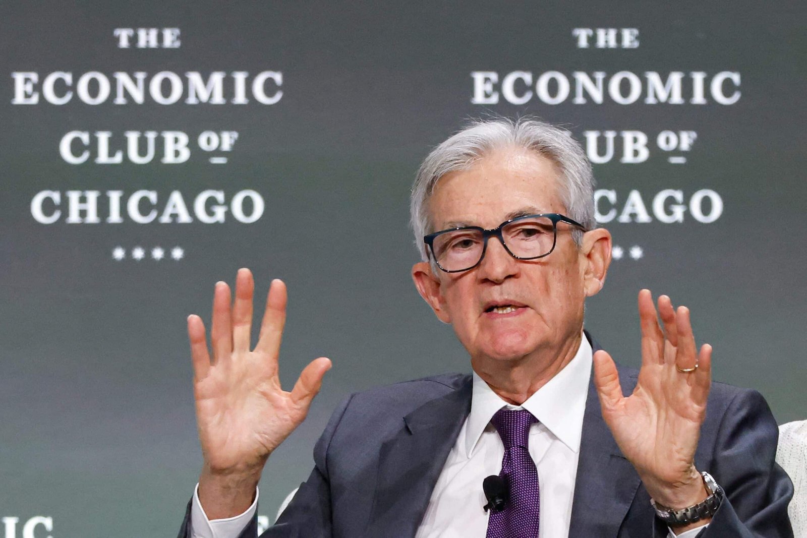 Dow closes 970 points after Trump criticism of Powell Rattles investors